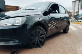 Caminhão betoneira e Gol se envolvem em acidente de trânsito na Avenida Piquiri