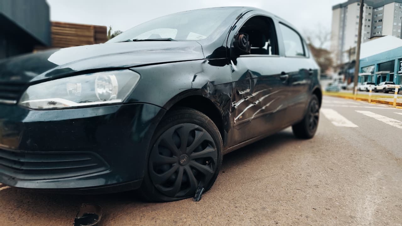 Caminhão betoneira e Gol se envolvem em acidente de trânsito na Avenida Piquiri