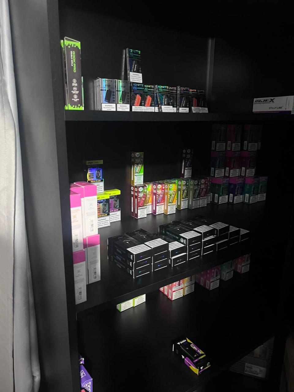 PCPR prende dois homens em posse de medicamentos sem registro e vapers em Curitiba