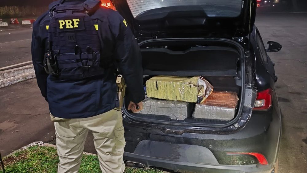 PRF apreende 141 quilos de maconha na BR-277, em Santa Terezinha de Itaipu Imagem referente a PRF apreende 141 quilos de maconha na BR-277, em Santa Terezinha de Itaipu
