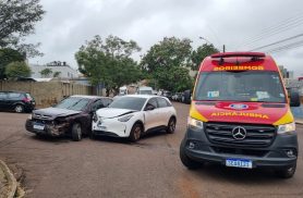 Carros se envolvem em colisão no cruzamento das Ruas Curitiba e Carlos de Carvalho