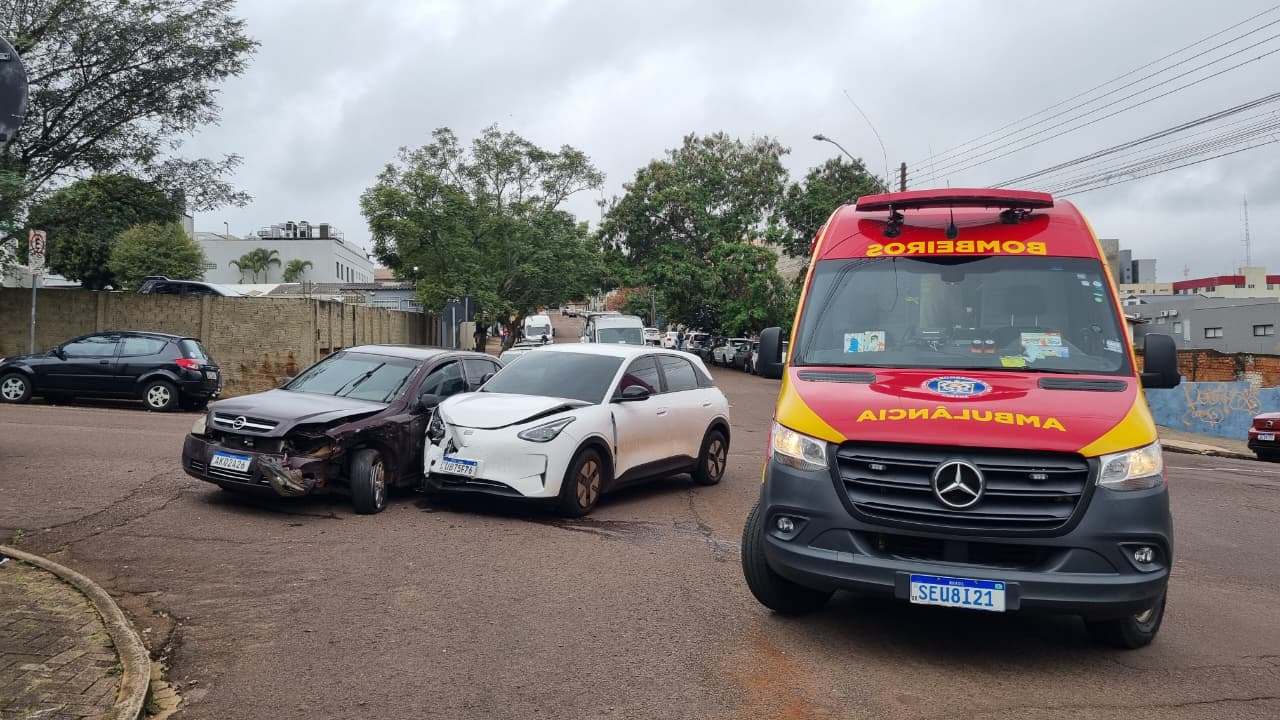 Carros se envolvem em colisão no cruzamento das Ruas Curitiba e Carlos de Carvalho