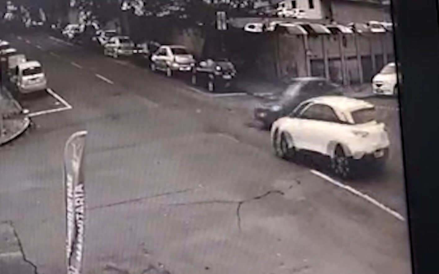 Vídeo de câmera registra acidente entre Geely e Astra em Cascavel