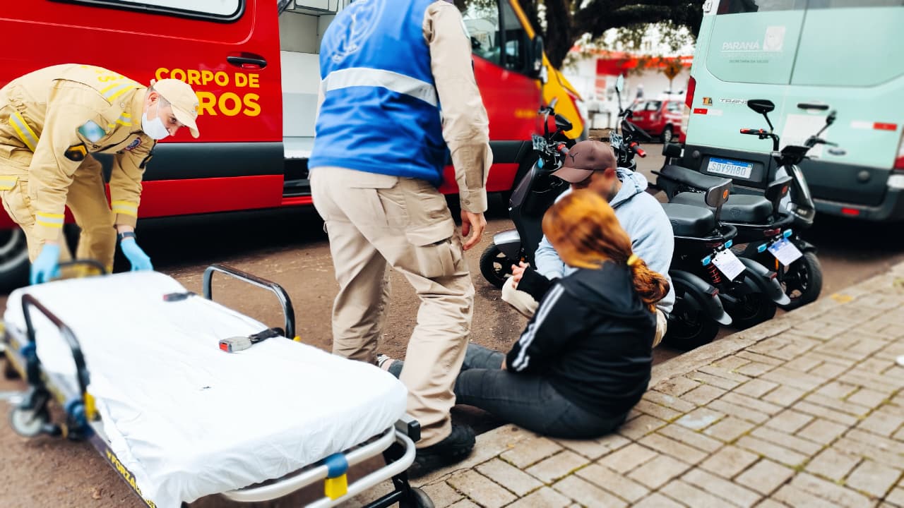Adolescente de moto elétrica fica ferida em acidente de trânsito no Centro