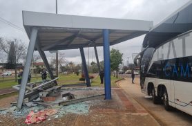 Ônibus que seguia para o RJ destrói ponto na Avenida Tancredo Neves