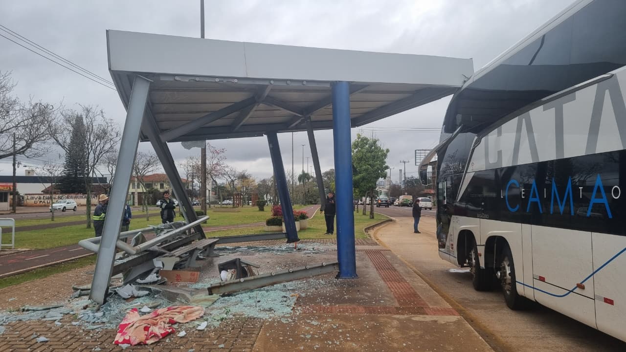 Ônibus que seguia para o RJ destrói ponto de ônibus na Avenida Tancredo Neves
