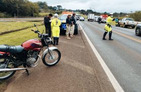 Motociclista fica ferido após colisão com Hilux na BR-277, em Cascavel