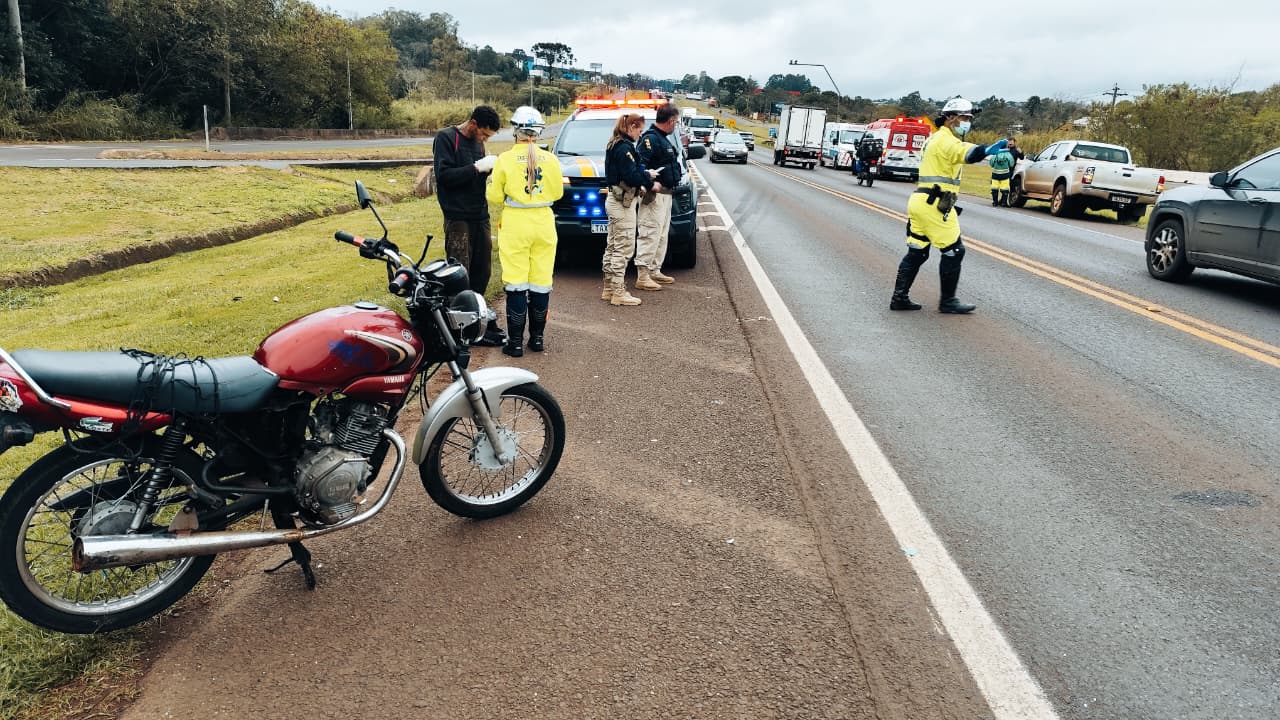 Motociclista fica ferido após colisão com Hilux na BR-277, em Cascavel