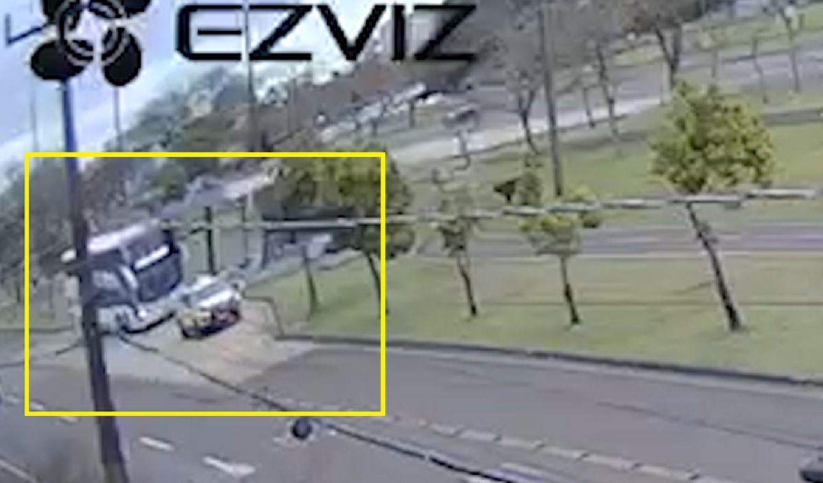 Imagem de vídeo explica como ônibus de linha destruiu ponto na Avenida Tancredo Neves