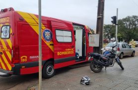 Carro e moto batem em esquina movimentada de shopping da cidade