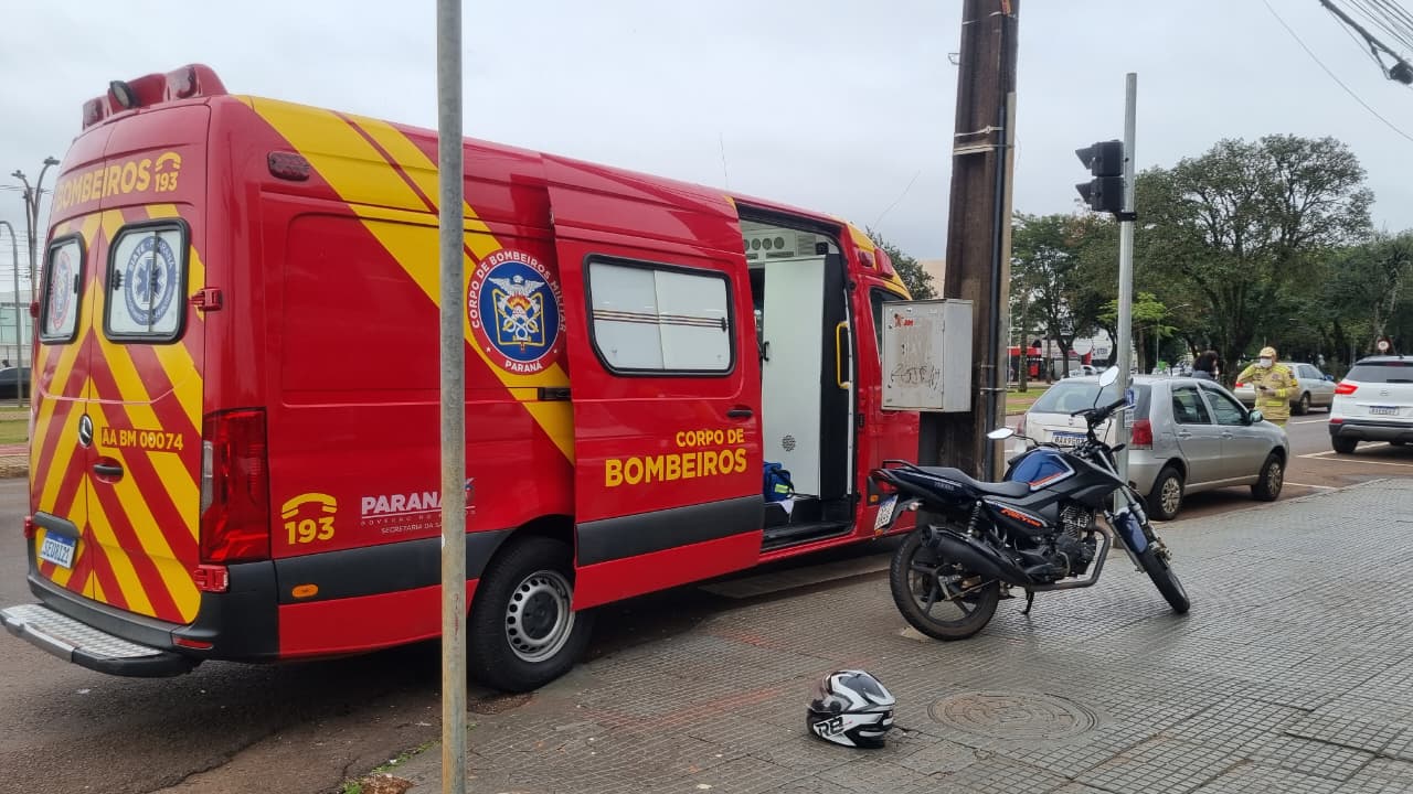 Carro e moto batem em esquina movimentada de shopping da cidade