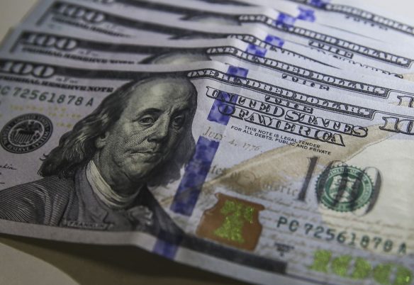 Dólar fica estável em R$ 5,08, mas cai 0,58% na semana