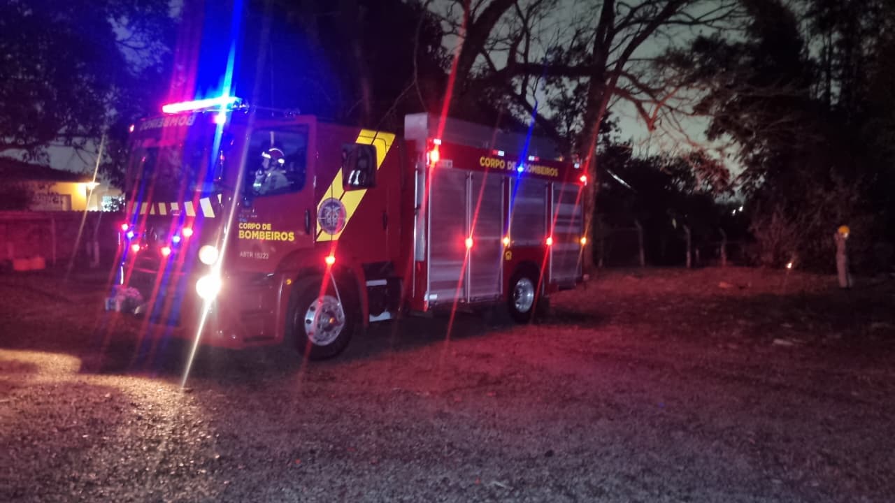 Curto-circuito em rede de alta tensão mobiliza Corpo de Bombeiros no Maria Luiza