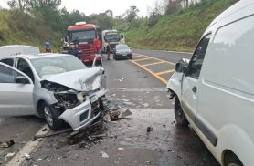 Batida frontal deixa cinco feridos e provoca interdição na BR-376, em Ortigueira