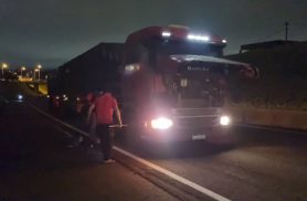 Caminhão com pane mecânica está sobre a pista da PRc-467 e exige atenção dos motoristas