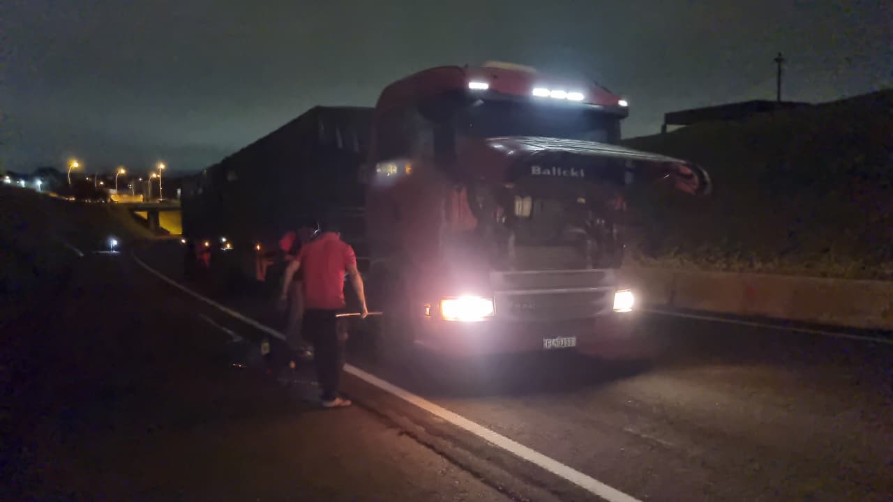 Caminhão com pane mecânica está sobre a pista da PRc-467 e exige atenção dos motoristas
