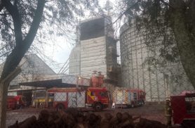 Incêndio de grandes proporções atinge silo e mobiliza 16 bombeiros em Santa Terezinha