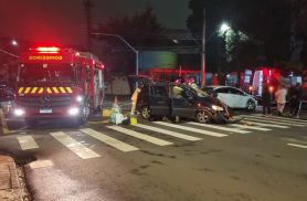 Mulheres ficam presas às ferragens após forte batida entre carros no Coqueiral