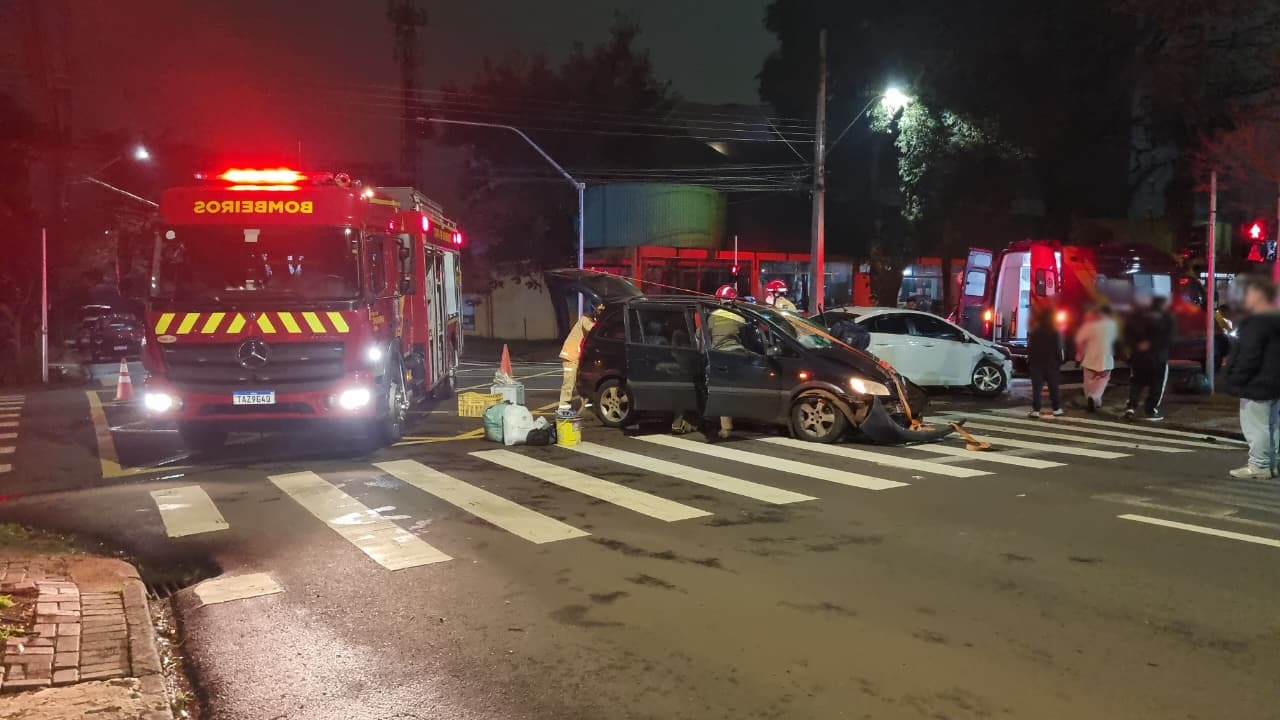 Mulheres ficam presas às ferragens após forte batida entre carros no Coqueiral