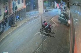 Câmera flagra motorista avançando a preferencial antes de carro atingir fachada de loja em Cascavel