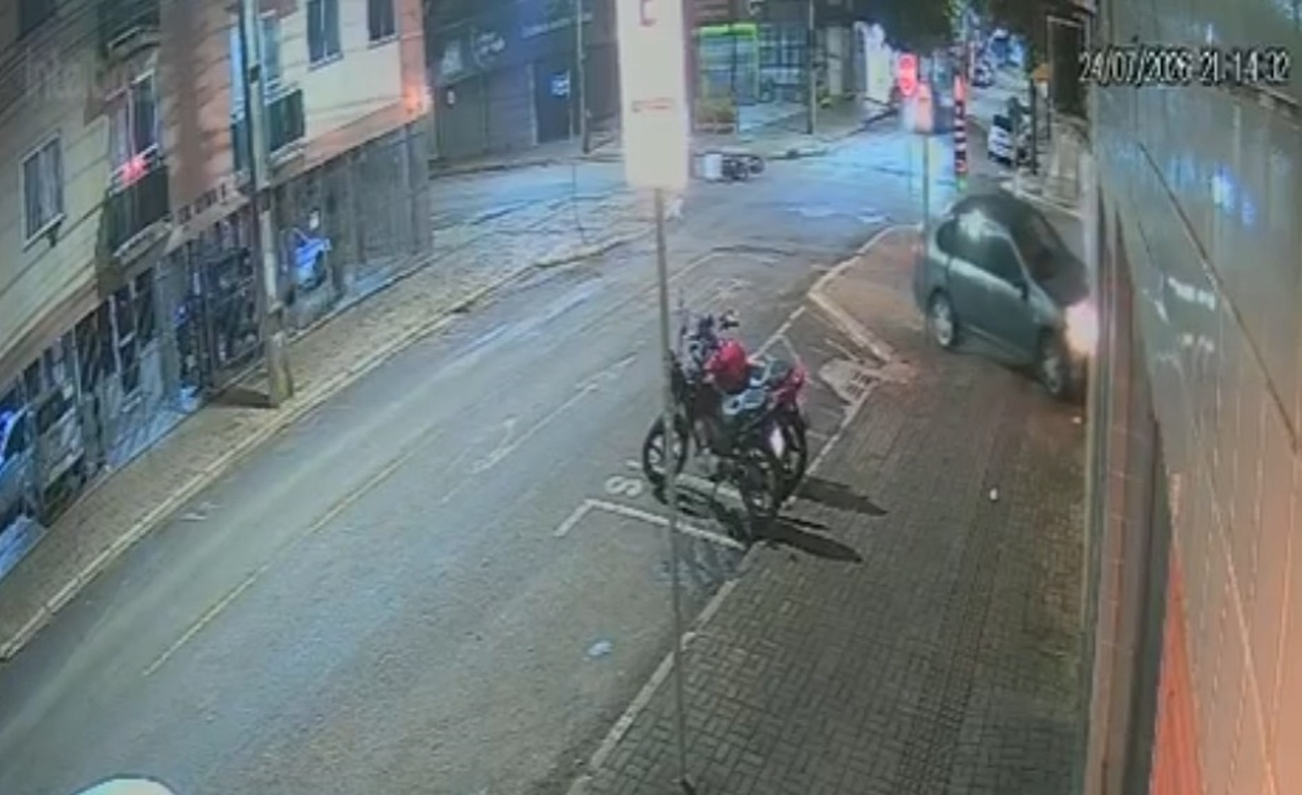Câmera flagra motorista avançando a preferencial antes de carro atingir fachada de loja em Cascavel