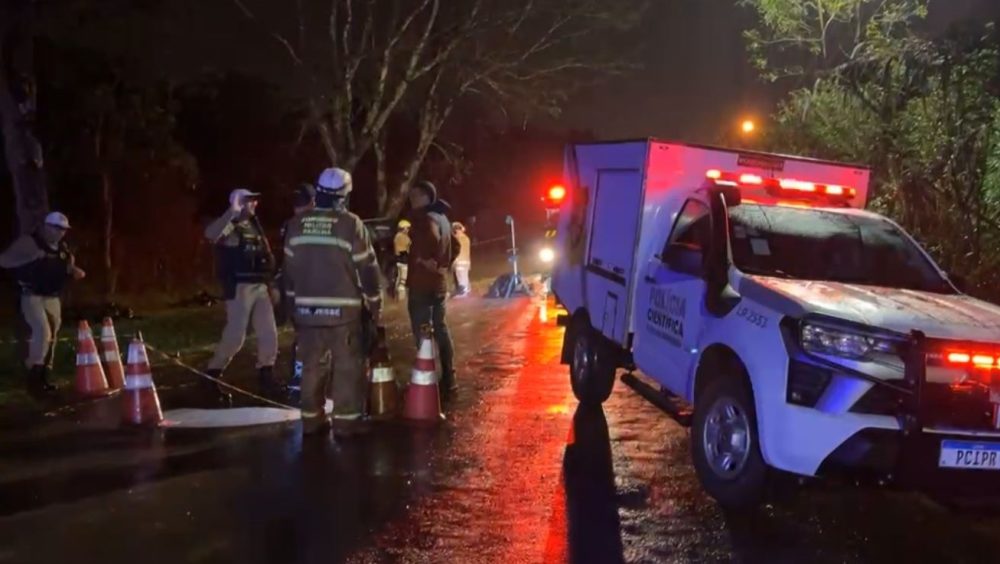 Duas mulheres morrem e seis pessoas ficam feridas após Pajero atingir árvore em Foz do Iguaçu Imagem referente a Duas mulheres morrem e seis pessoas ficam feridas após Pajero atingir árvore em Foz do Iguaçu