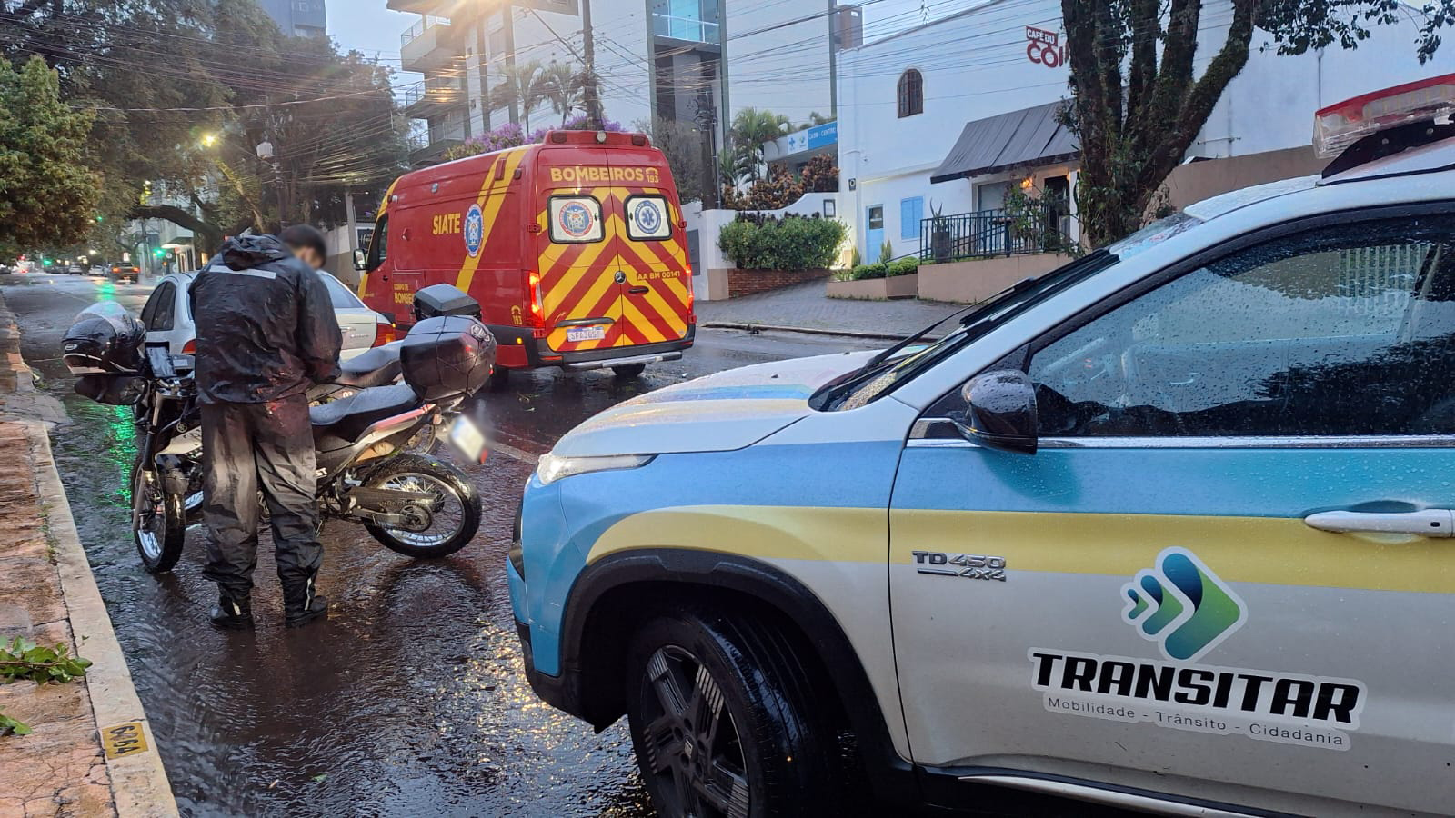 Galho de árvore cai na pista e provoca acidente com motociclista em Cascavel
