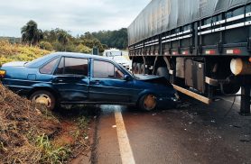 Santana roda na BR-163, é atingido por carreta e fica prensado em barranco em Cascavel