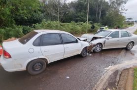 Acidente entre Vectra e Corsa é registrado na marginal da BR-277, em Cascavel