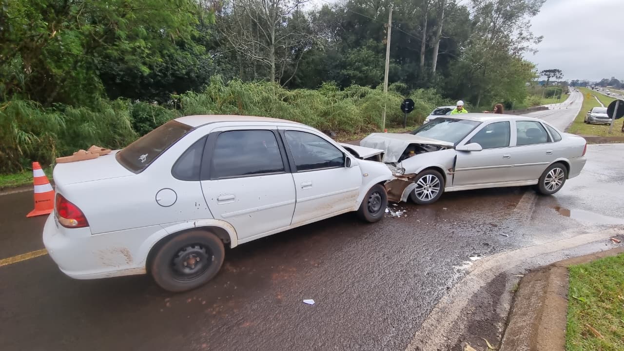 Acidente entre Vectra e Corsa é registrado na marginal da BR-277, em Cascavel