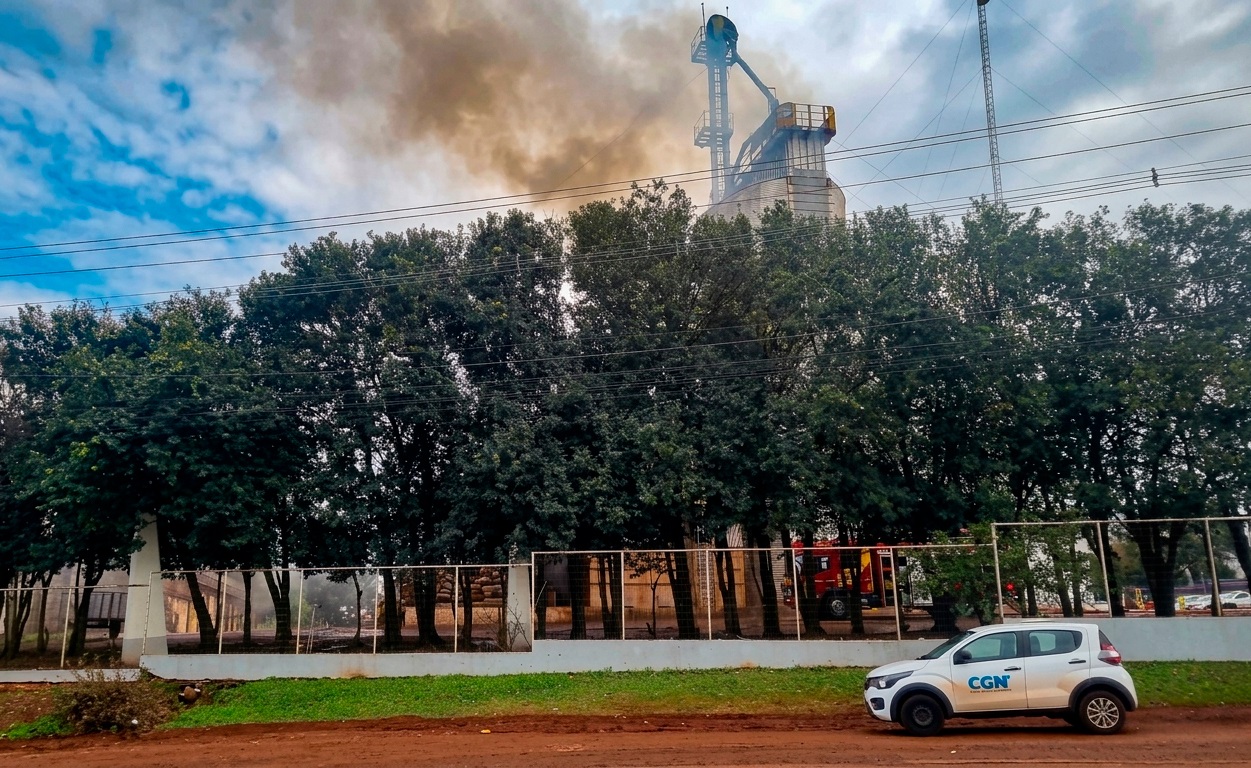 Incêndio em secador de grãos da C. Vale mobiliza Corpo de Bombeiros em Cascavel