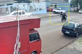 Câmera mostra momento em que motocicleta fura a preferencial e provoca acidente no Periolo