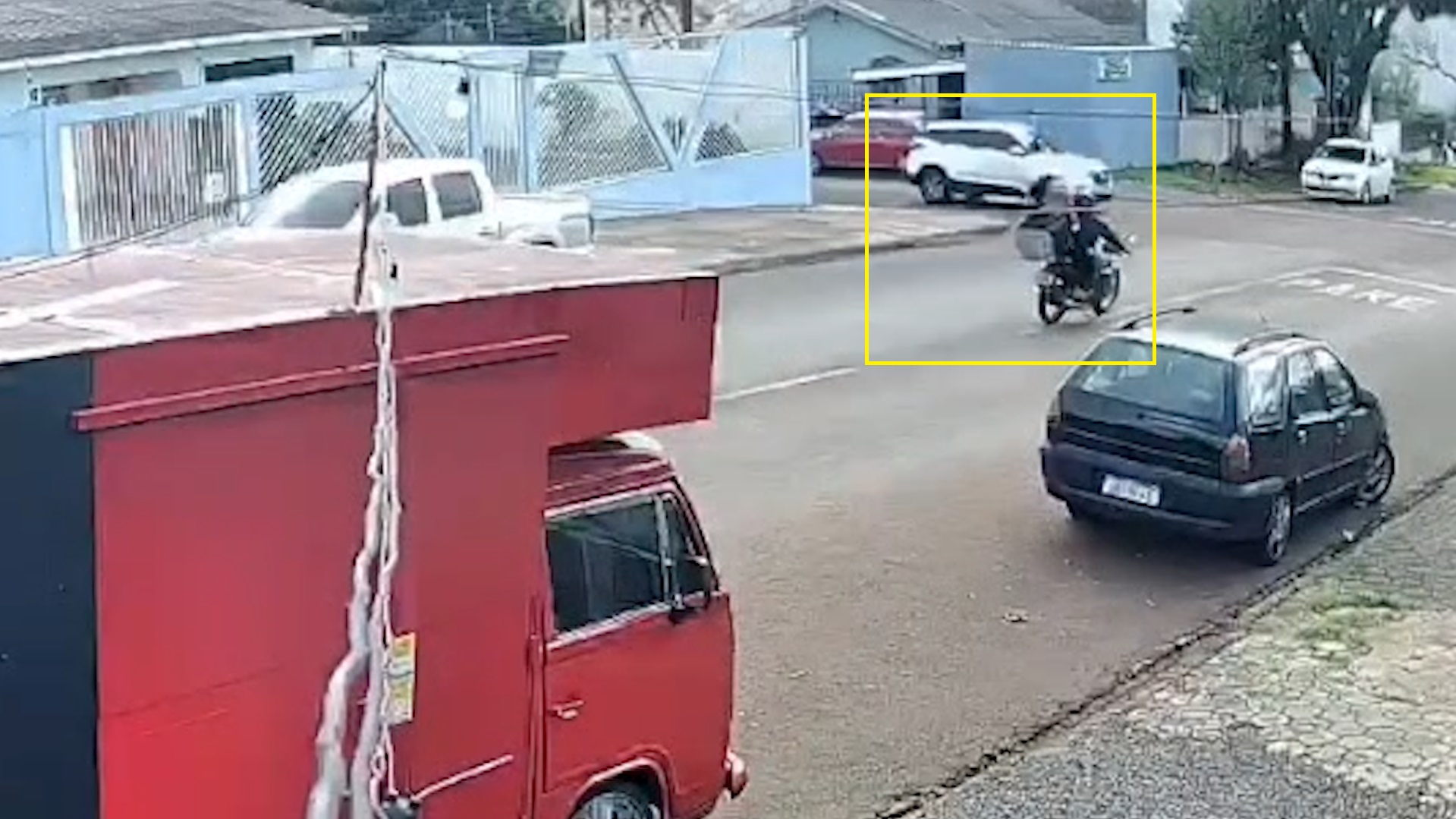 Câmera mostra momento em que motocicleta fura a preferencial e provoca acidente no Periolo