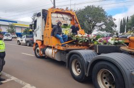 Em cortejo emocionante, caixão de Jason é transportado no caminhão em que trabalhou por anos