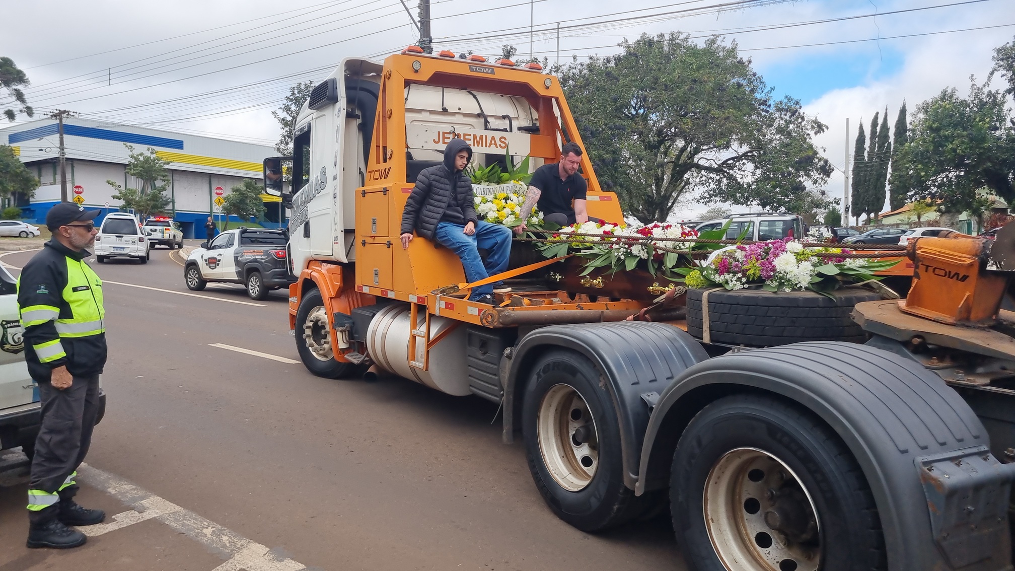 Em cortejo emocionante, caixão de Jason é transportado no caminhão em que trabalhou por anos