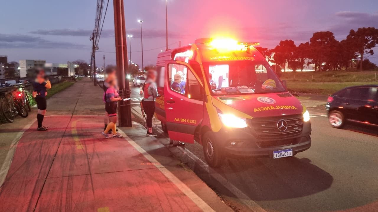 Ciclista fica ferido em acidente na Avenida Tancredo Neves