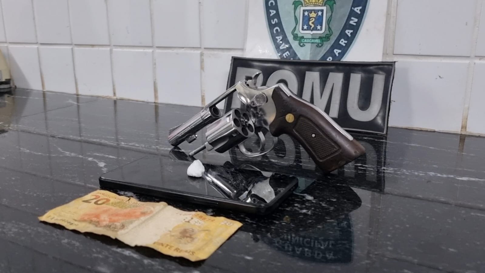 ROMU apreende arma e cocaína durante abordagem no Morumbi