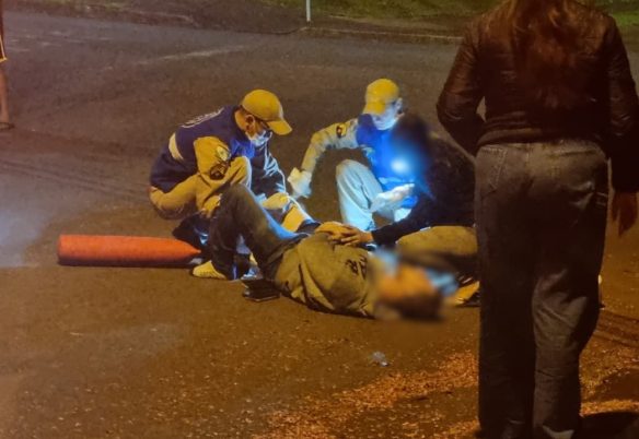 Ciclista tem lesão grave na perna após colisão com carro no Santa Felicidade Ciclista tem lesão grave na perna após colisão com carro no Santa Felicidade