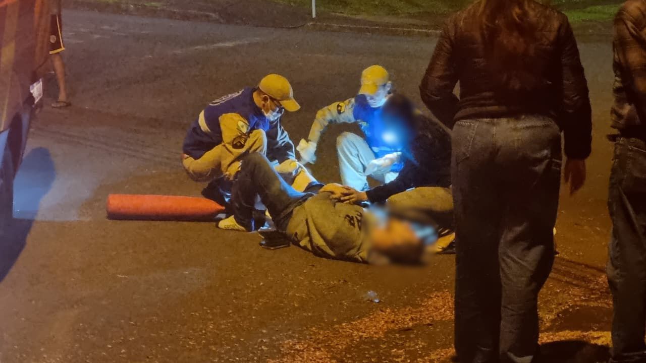 Ciclista tem lesão grave na perna após colisão com carro no Santa Felicidade
