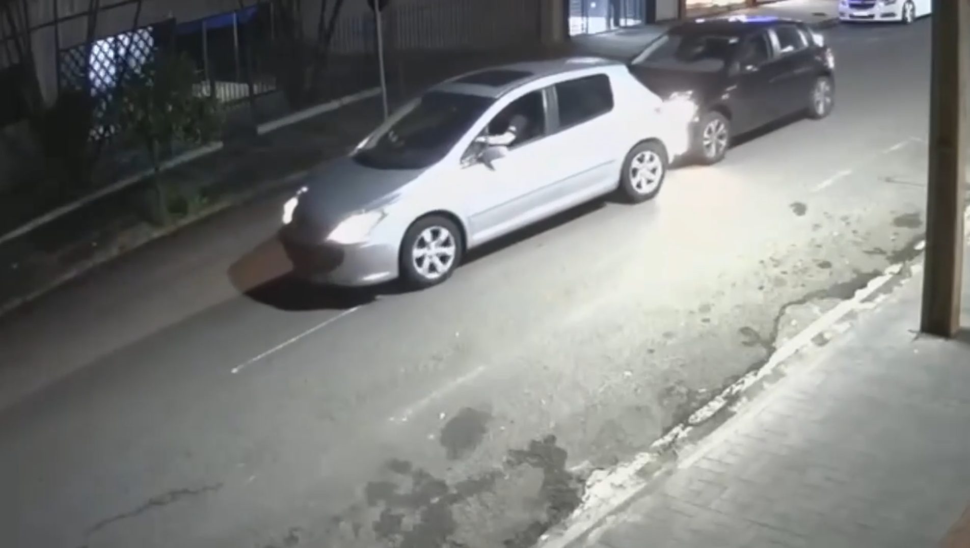 Vídeo mostra empresário chegando ao trabalho, dando ré para fugir de atiradores e morrendo no meio da rua