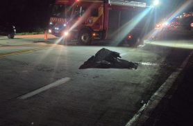 Garupa morre e piloto fica em estado grave após moto atingir traseira de carro na PRc-280
