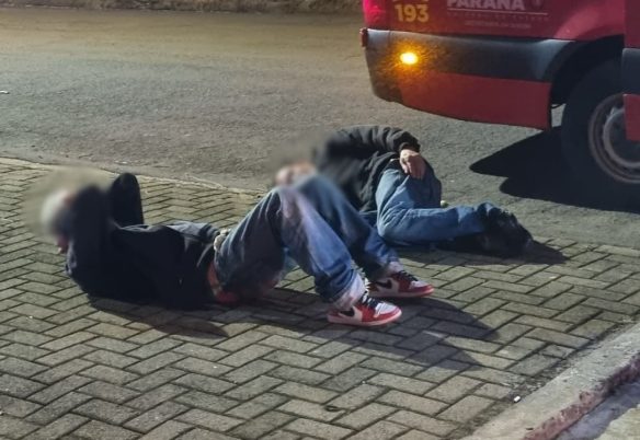 Briga após saída de bar termina com 'vítimas' dormindo na calçada