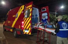 Motociclista cai de moto sozinho e é socorrido com fratura na clavícula