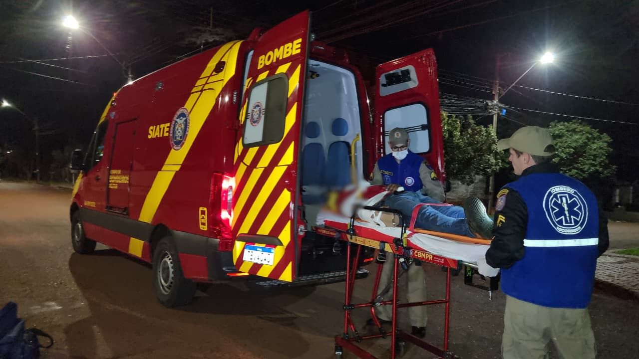 Motociclista cai de moto sozinho e é socorrido com fratura na clavícula