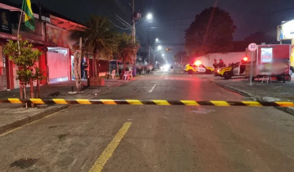 Homem é morto a tiros em distribuidora de bebidas e duas mulheres também são baleadas Imagem referente a Homem é morto a tiros em distribuidora de bebidas e duas mulheres também são baleadas