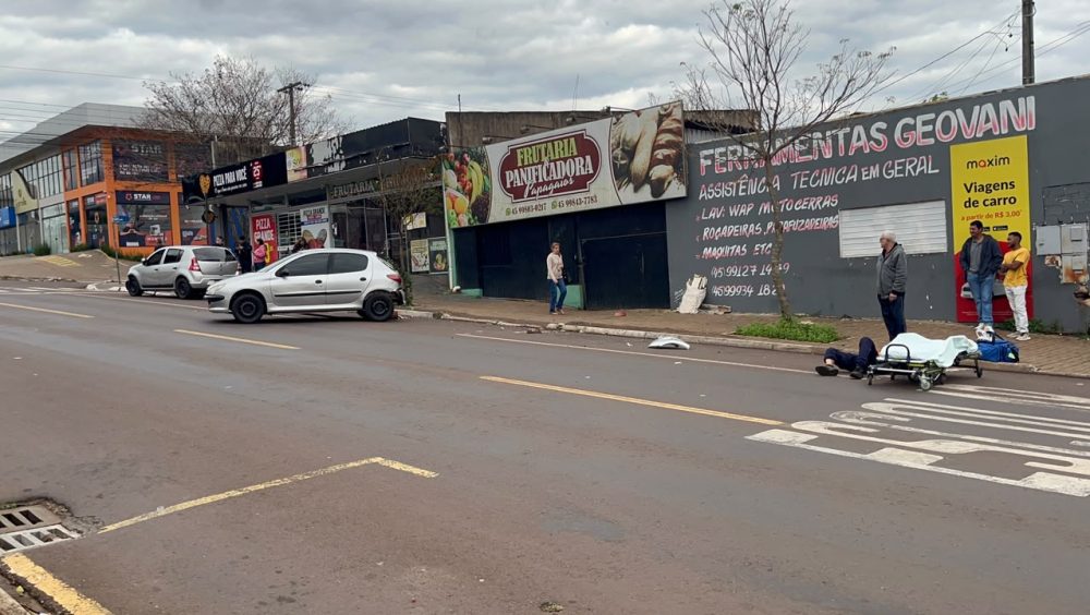Idoso é atropelado e carro bate em veículo estacionado em Cascavel Imagem referente a Idoso é atropelado e carro bate em veículo estacionado em Cascavel