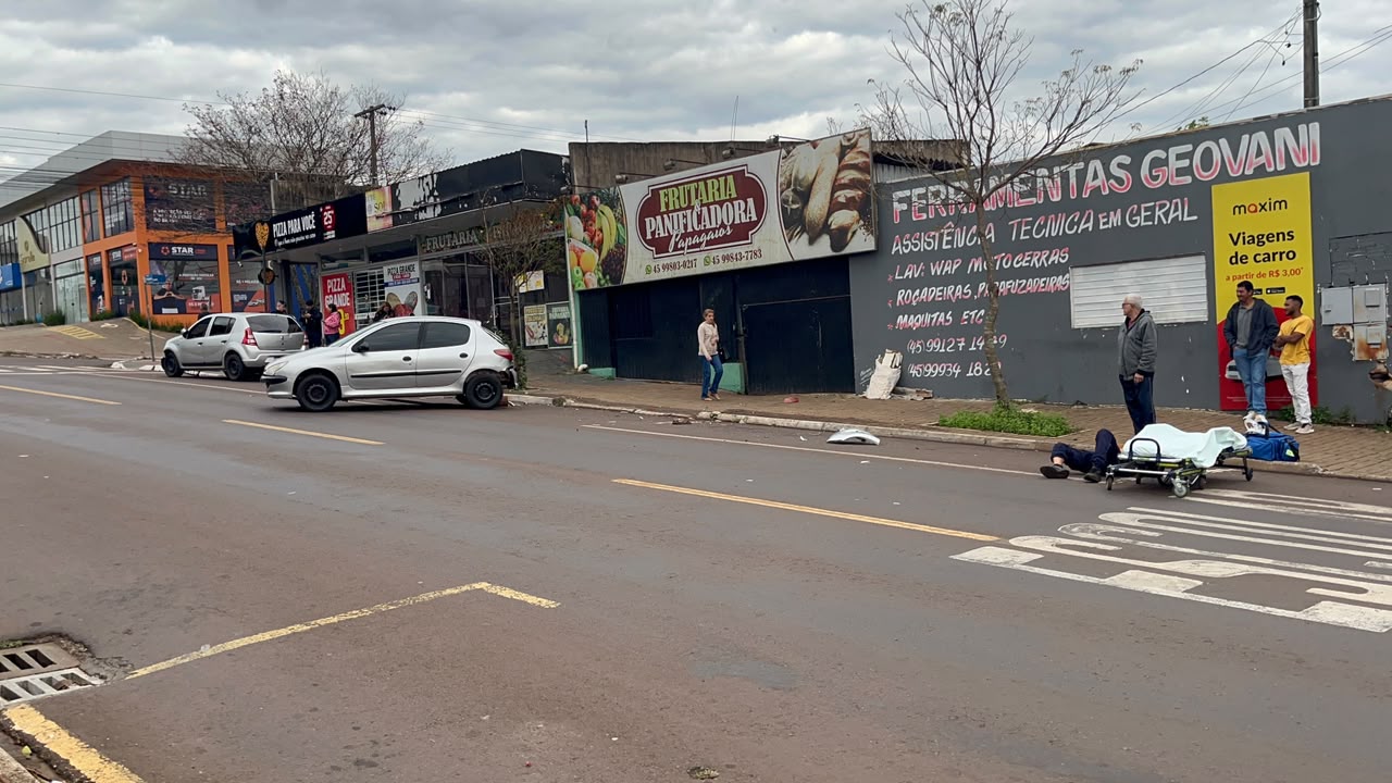 Idoso é atropelado e carro bate em veículo estacionado em Cascavel
