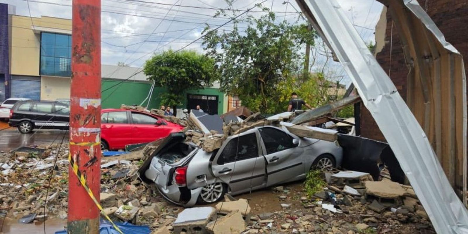 Ribeirão Preto ainda enfrenta falta de energia após temporal na sexta Imagem referente a Ribeirão Preto ainda enfrenta falta de energia após temporal na sexta