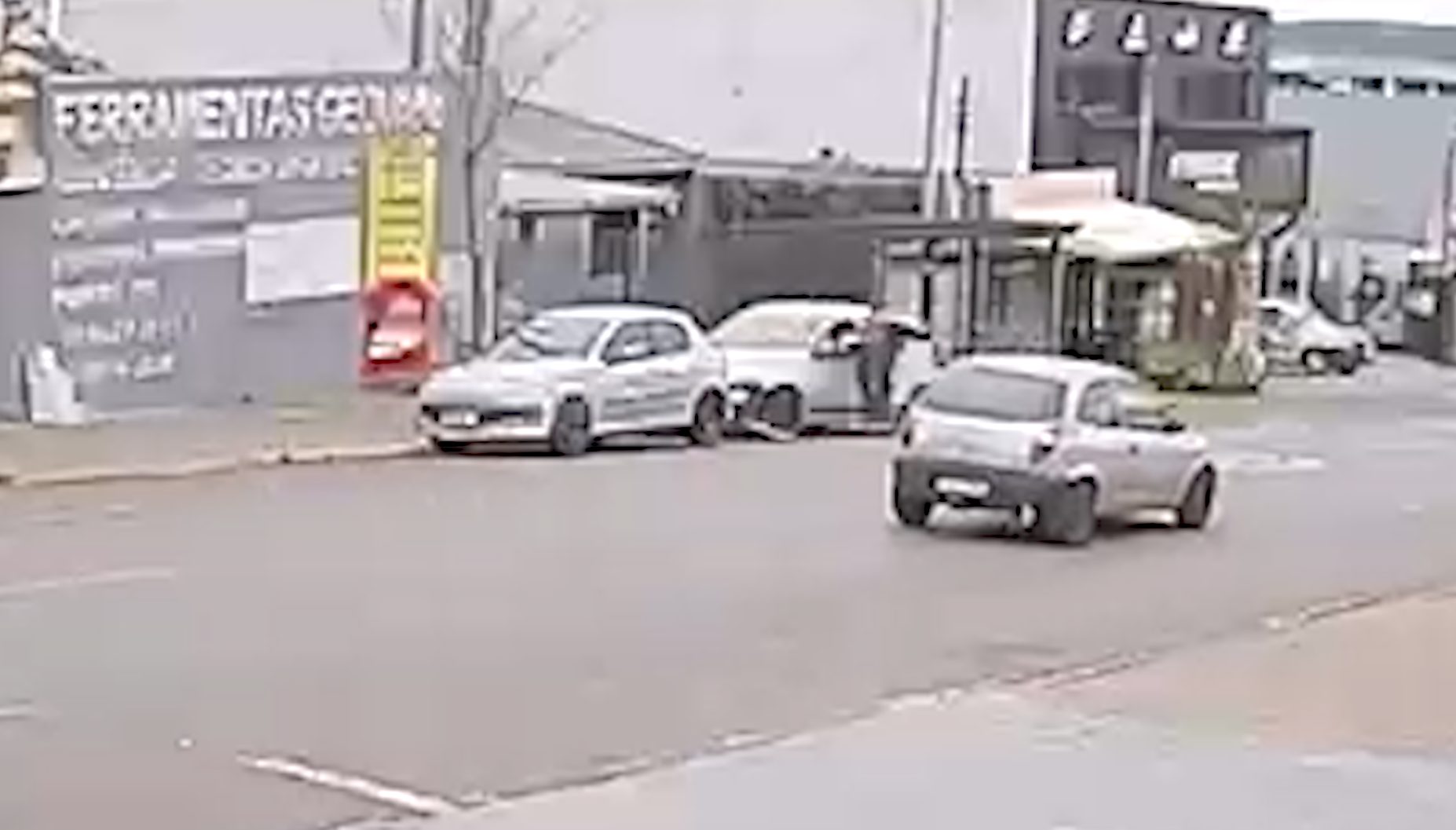 Vídeo mostra motorista embriagada atropelando idoso em Cascavel