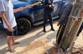 Suspeito invade lote, é flagrado por moradores e acaba espancado e amarrado em poste Suspeito invade lote, é flagrado por moradores e acaba espancado e amarrado em poste